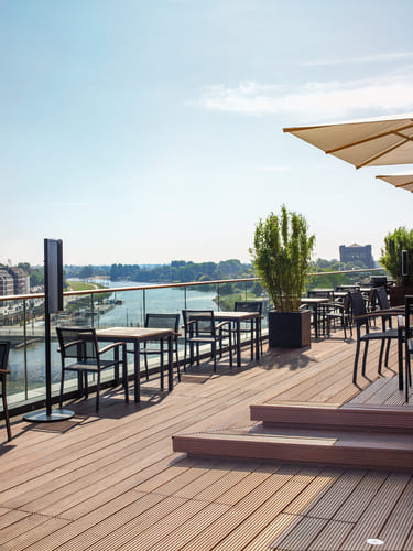 Große Holzterrasse an der Promenade eines Restaurants,  rundum Bochum & Dortmund