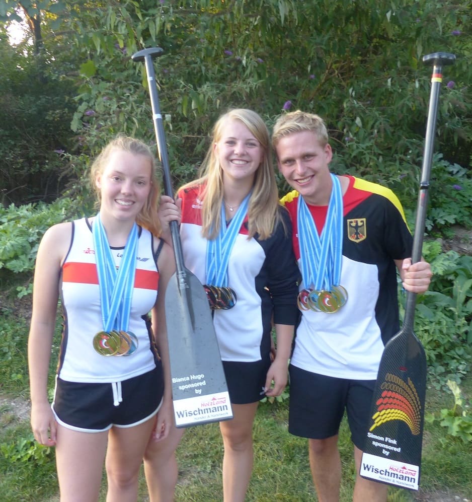 Drei glückliche Siegerinnen und Sieger des Drachenbootrennens