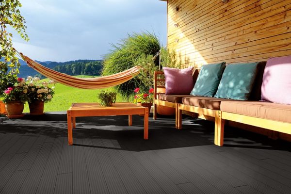 Ambientebilde Mahagoni BPC Terrassendiele, Sommerlicher Flair auf schöner, schwarzer Terrasse