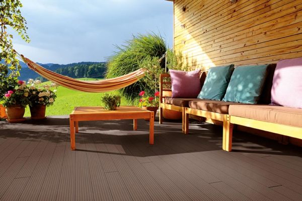 Ambientebilde Mahagoni BPC Terrassendiele, Sommerlicher Flair auf schöner, brauner Terrasse