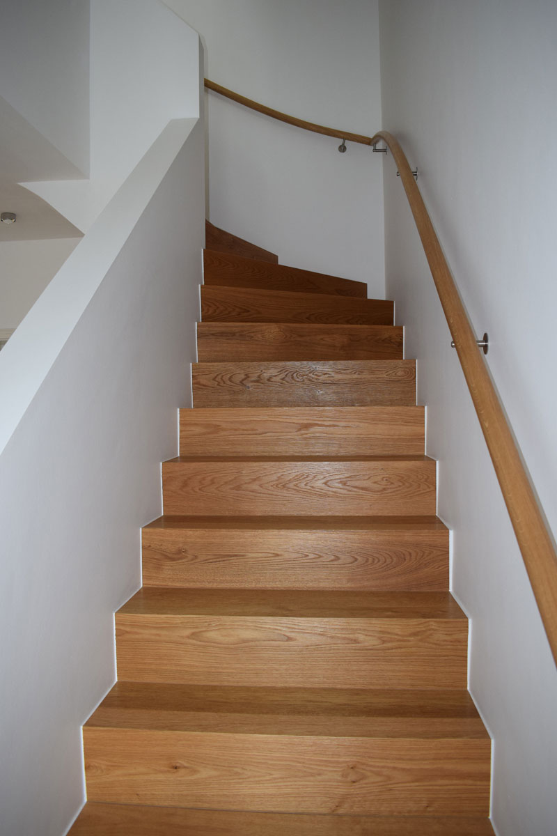 Hochwertige Treppe verlegt mit Parkett mit Blick nach oben