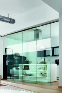 Sehr große, halboffene Glasschiebetür, trennt elegante Küche vom Esszimmer