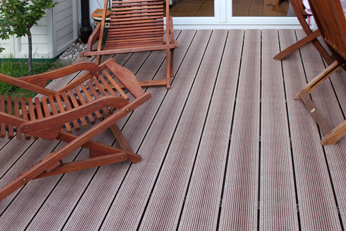 WPC Terrasse mit vielen Holzliegestühlen