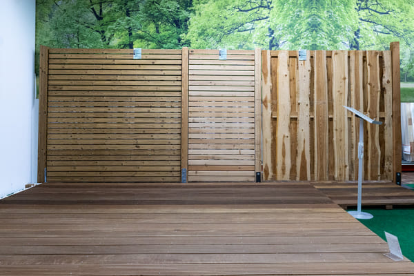 Mehrere Holzsichtschutzzäune als Beispiel für eine blickgeschützte Terrasse