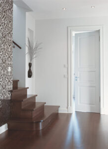 Denkmalschutz- & Villentür rundum Witten, weiß im edlen Design vor einer Treppe, leicht geöffnet, Herstellerbezeichnung: D4_Profil2_Z2