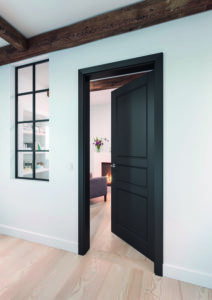 Stil- & Landhausdesigntür rundum Witten, schwarz im anmutigen Design, leicht geöffnet, Herstellerbezeichnung: Land_A4_Zarge_S70_BK9