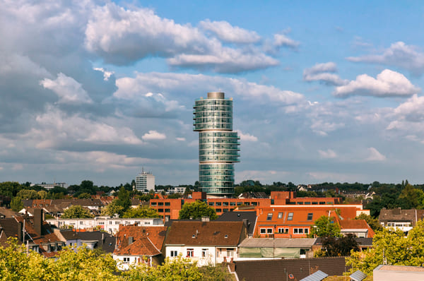 Der Bedarf an modernen Büroflächen mit lichtdurchlässigen Glastüren und Fenstern steigt, wie das moderne Bürogebäude auf dem Bild zeigt