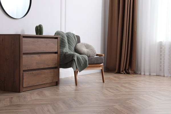 Der natürliche Holzboden Parkett ist in einem geräumigen Wohnzimmer verlegt