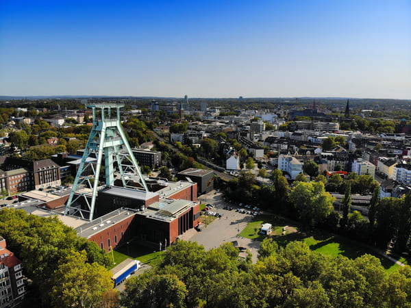 Ausblick über die Stadt Bochum mit Fokus auf die Bergbauzeche