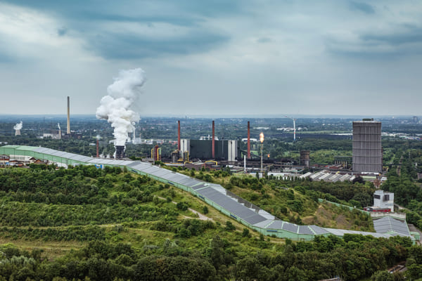 Blick auf die Essener Industrie, damals mit rauchende Schlöte, heute ein diversifizierter Wirtschaftsstandort