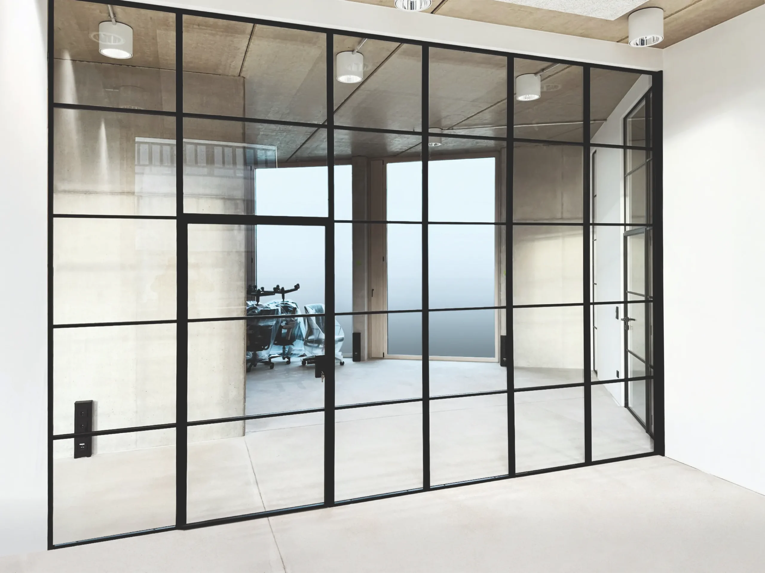 Stahl-Glas-Trennwand im Loft Design für lichtdurchflutete Räume