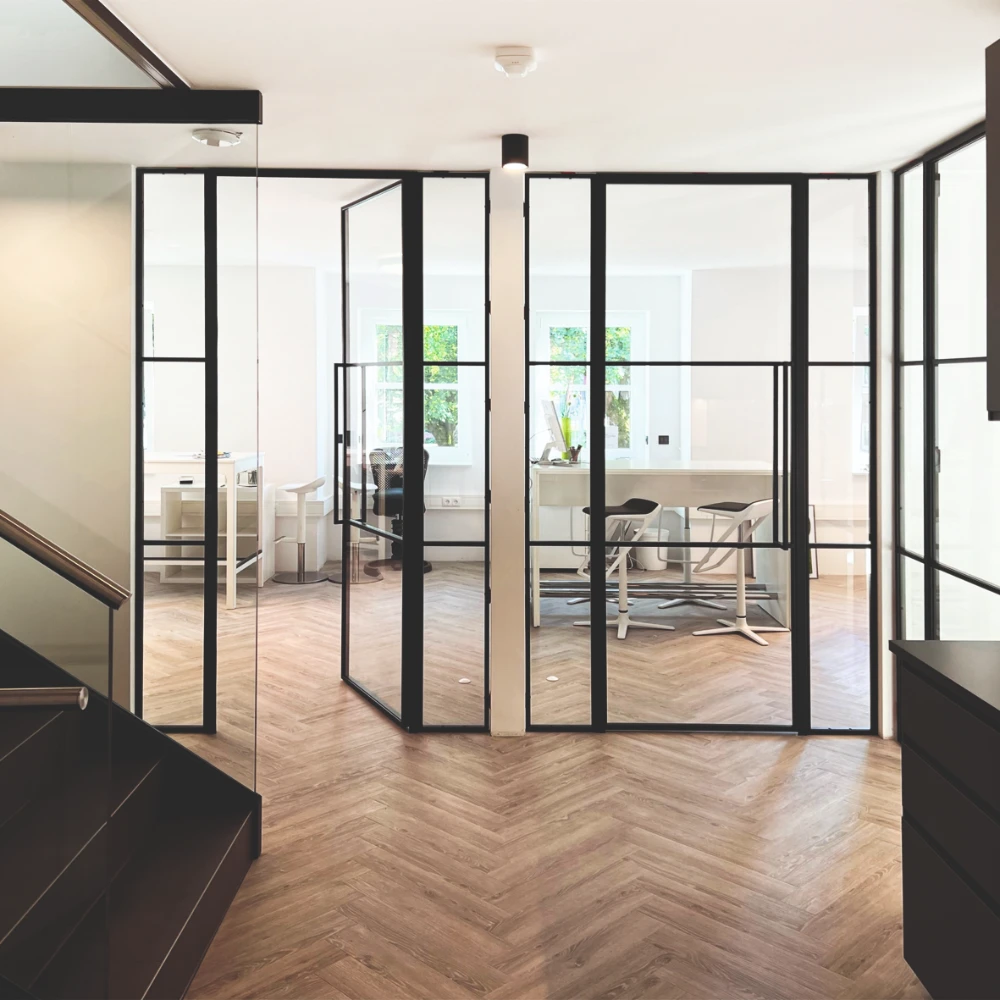 Stahl-Glas-Türen als transparente Bürotrennwand im Loftstil