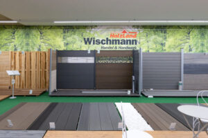 Sichtschutzzäune in der Ausstellung von HolzLand Wischmann in Witten