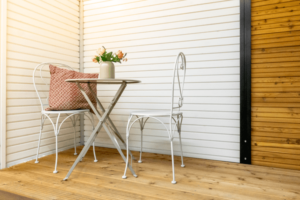 Weißer Sichtschutzzaun auf Terrasse mit Sitzplatz