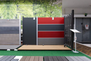 Sichtschutzzaun mit roten Designelementen