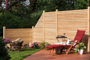 Holz Sichtschutzzaun im Garten mit Terrasse