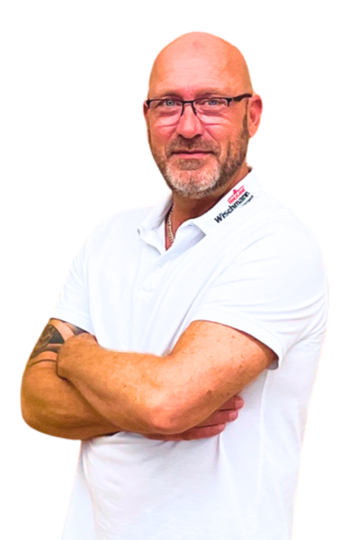 Mitarbeiter Björn Mertens, Arme verschränkt, weißes Hemd, freundlich lächend